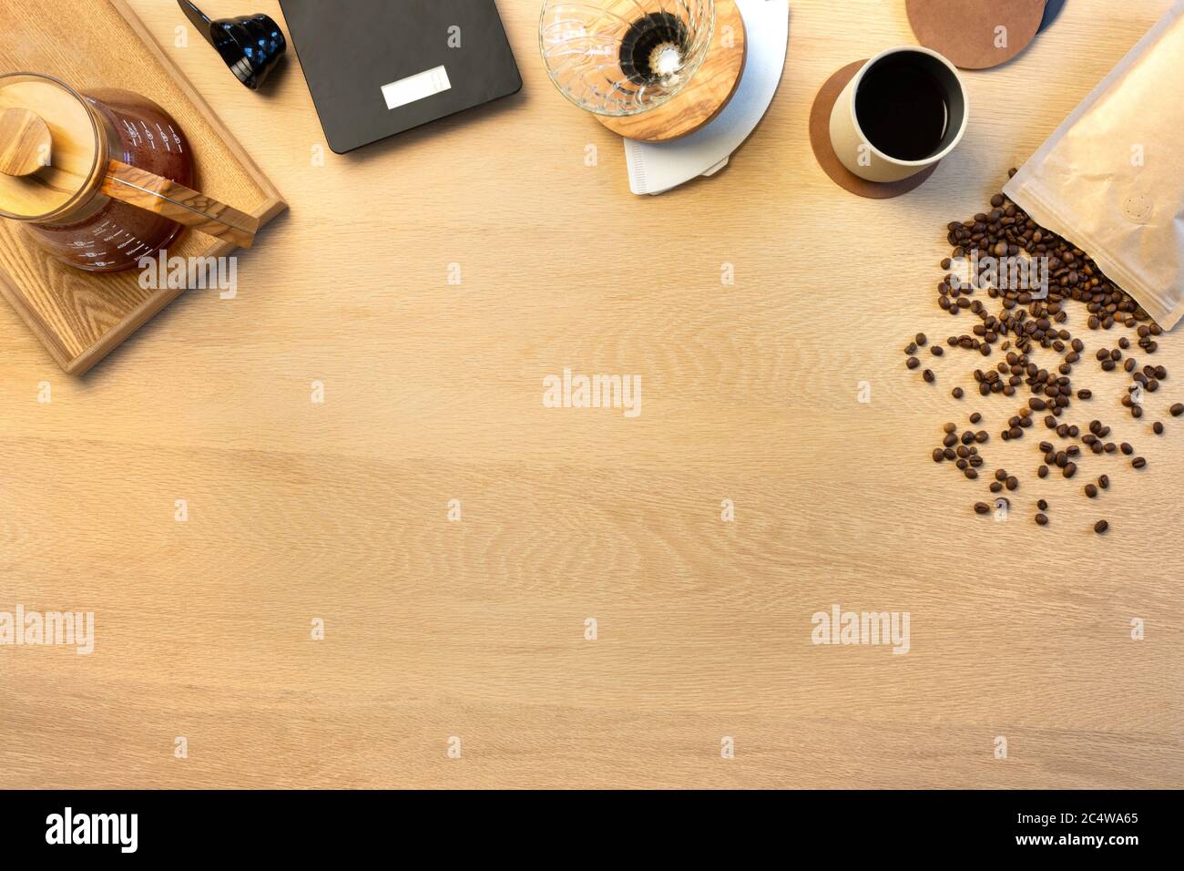 Direkt über Schuss Kaffee mit gerösteten Bohnen nach Gewichtsskala auf dem Tisch Stockfoto
