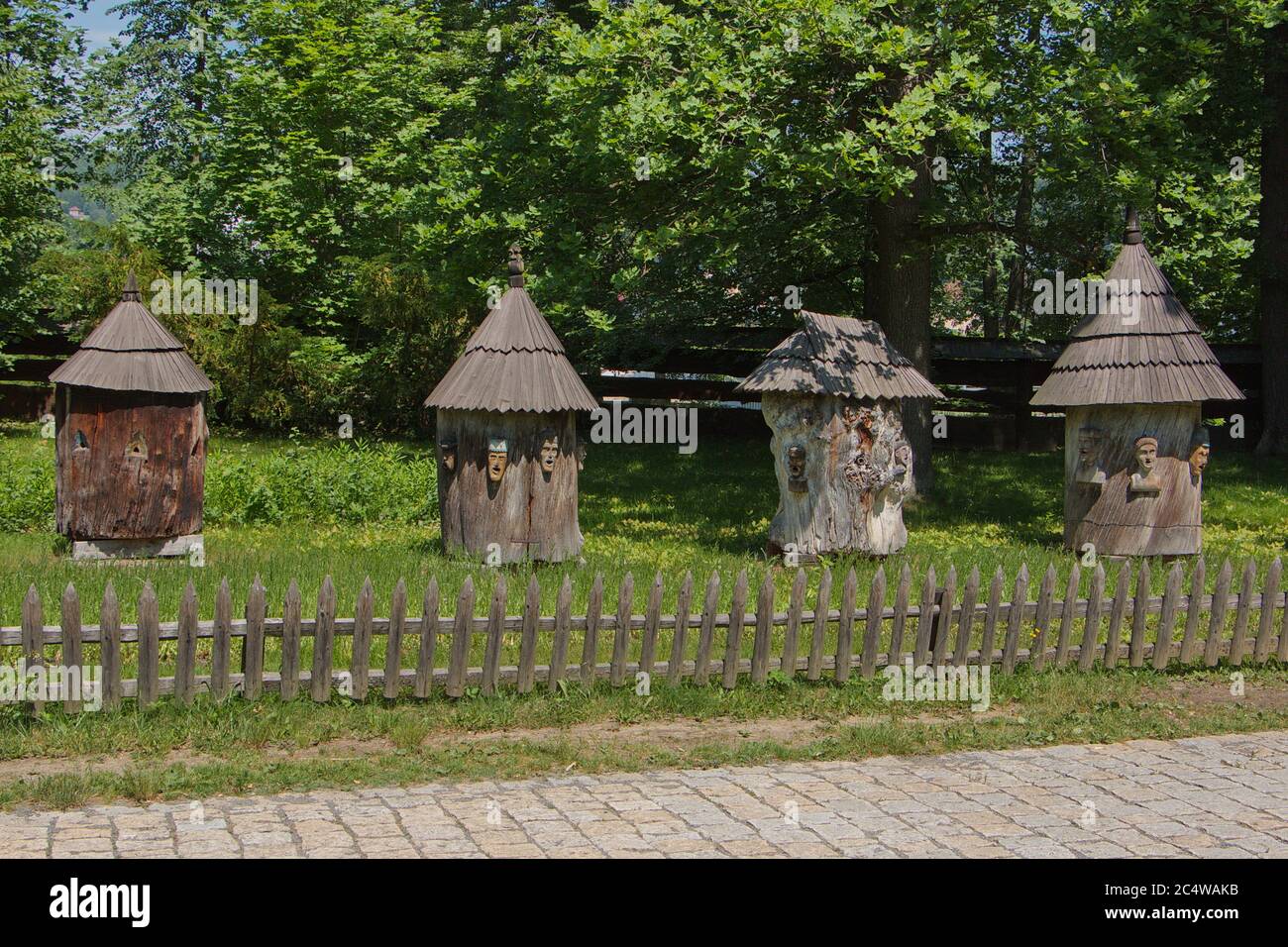 Alte Holzbienenstöcke im Freilichtmuseum in Roznov pod Radhostem in Tschechien, Europa Stockfoto