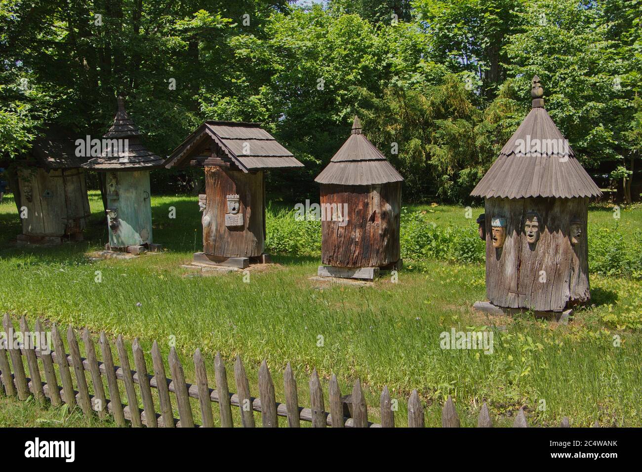 Alte Holzbienenstöcke im Freilichtmuseum in Roznov pod Radhostem in Tschechien, Europa Stockfoto