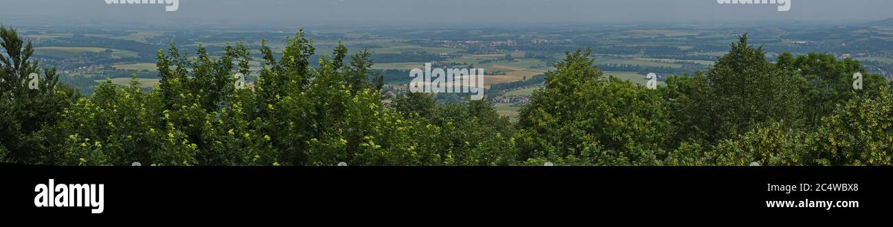 Panoramablick von der Aussichtsphile auf den Gipfel der Bila hora in Beskiden in Tschechien, Europa Stockfoto