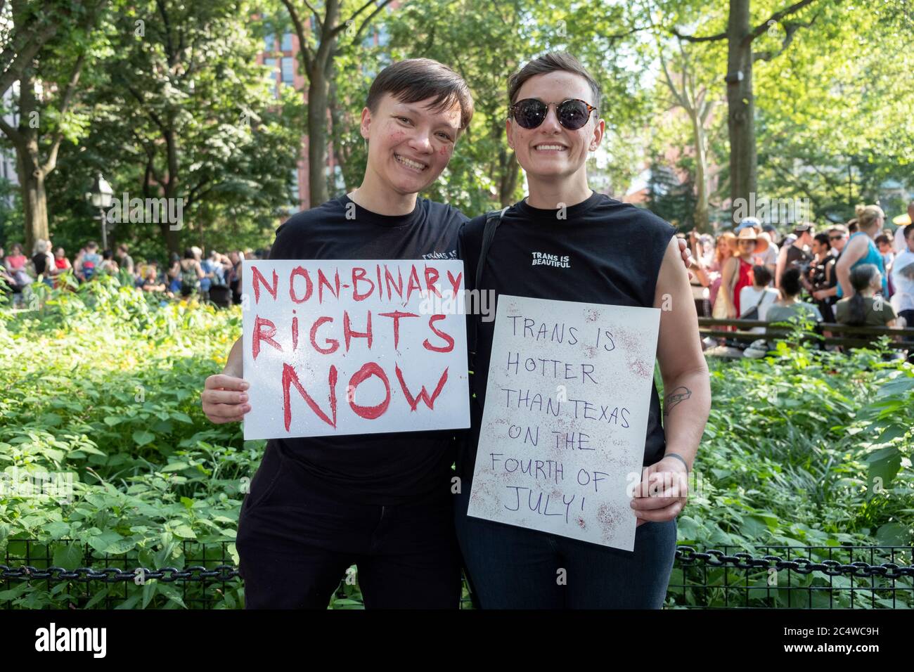 Teilnehmer einer Trans Day of Action-Kundgebung im Washington Square Park in Manhattan, New York City. Stockfoto