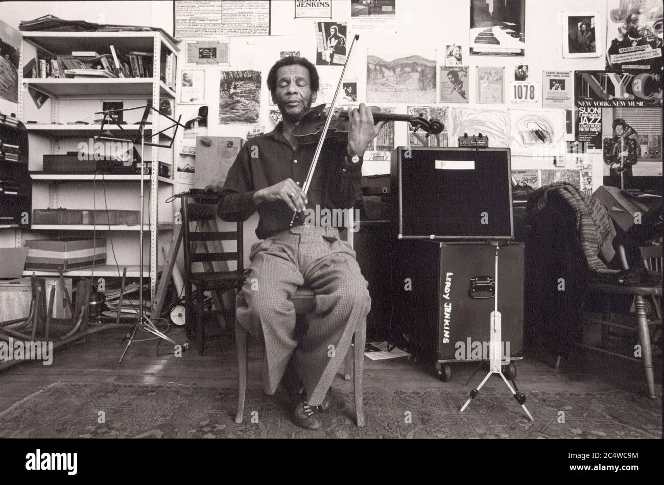 Posierte Porträt des Jazz-Geigers Komponist Leroy Jenkins in seinem Manhattan Studio & Arbeitsplatz. New York City, 1983. Stockfoto