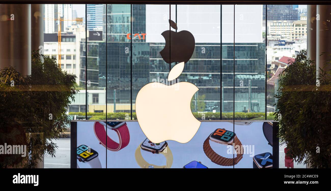 BANGKOK, THAILAND - JUNI, 2020 : Nahaufnahme Apple Logo vor Apple Store im KAUFHAUS ICONSIAM am 14. Juni 2020 in bangkok, Thailand. Symbole Stockfoto