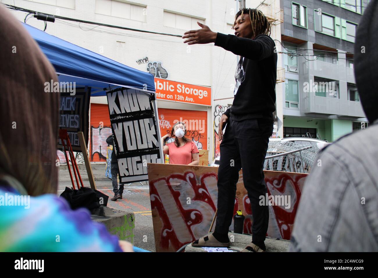 27. Juni 2020, Seattle, Washington, USA: Bildunterschrift: 27. Juni 2020, Seattle, Washington: Demonstranten entfernen die eisernen Griffe, mit denen die Zementbarrieren angehoben werden, um es den Stadtarbeitern zu erschweren, sie zu entfernen, wie der Bürgermeister Seattle am Vortag angedroht hat, Um die vom Capitol Hill besetzte Protestzone zu öffnen, die seit dem 8. Juni unter der Kontrolle von Black Life-Demonstranten, Antifa (Anti-Faschismus-Gruppe) und anderen Anti-Rassismus-Anhängern steht. Die Demonstranten haben beschlossen, dass sie nicht gehen werden, bis mehr ihrer Forderungen erfüllt sind, und rufen die Anhänger auf, wie sie vorbereitet sind, zurückzukehren Stockfoto