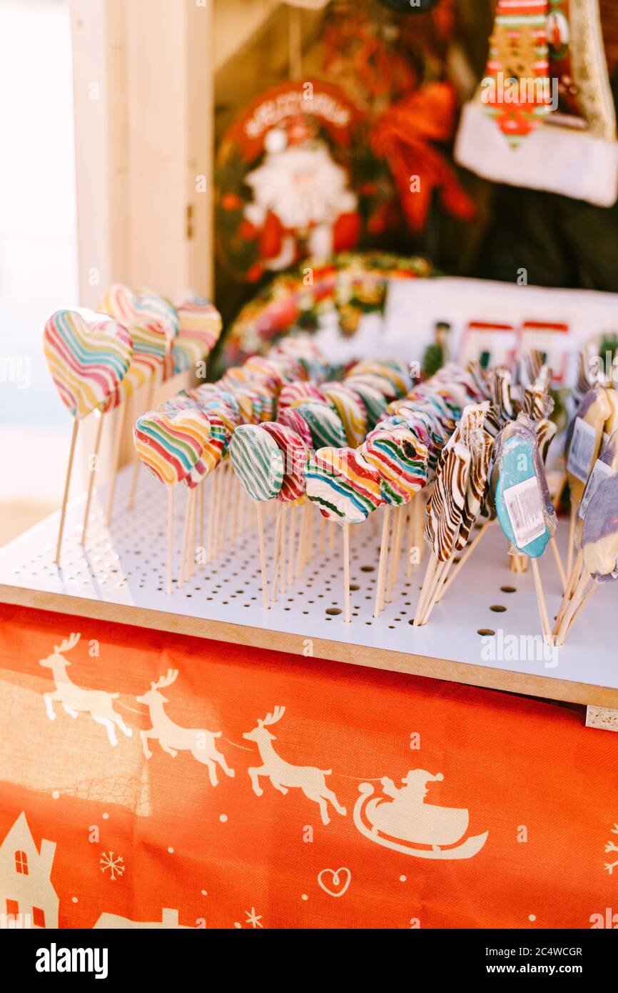 Schaufenster des Kiosks auf dem Weihnachtsmarkt - bunte lutschende Lutscher. Stockfoto