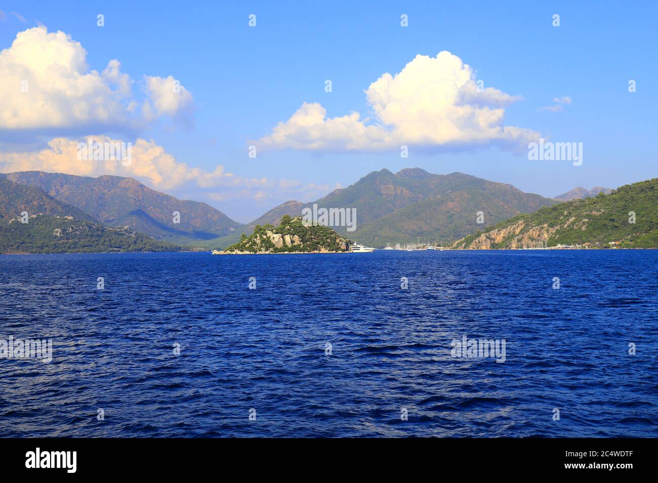 Malerischer Meerblick in der Türkei, in der Nähe von Bodrum und Marmaris, Wasserwellen. Berge und Hügel rund um die Bucht, Sommerresort Landschaft Stockfoto