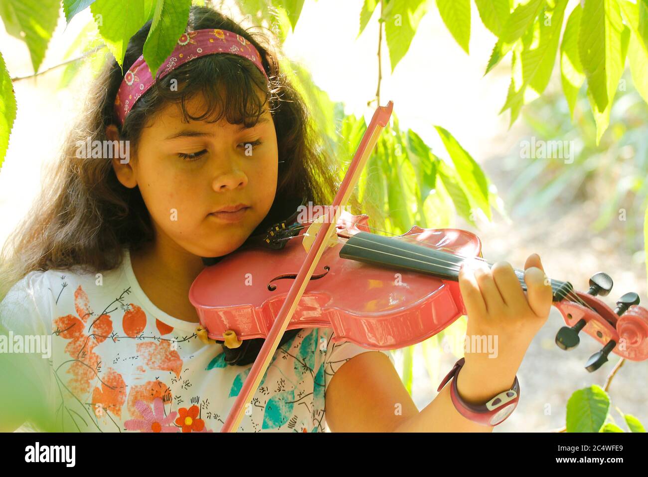 Hispanische Mädchen spielt die Geige. Stockfoto