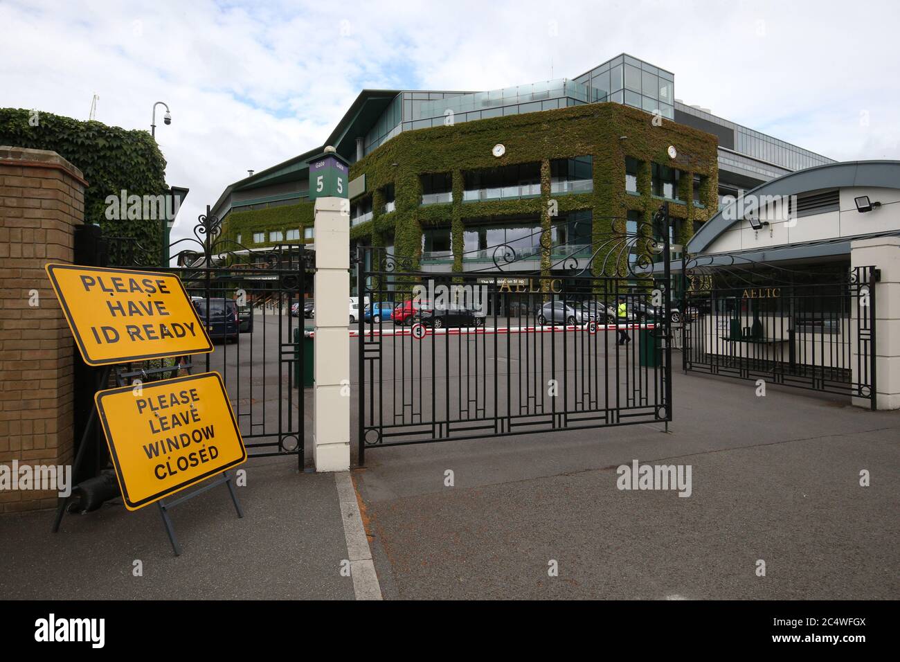 Sicherheitsmaßnahmen vor Tor fünf am All England Lawn Tennis and Croquet Club, Wimbledon, an dem ersten Tag des berühmten Tennisturniers, das in diesem Jahr wegen der Bedrohung durch das Coronavirus abgesagt wurde. Stockfoto