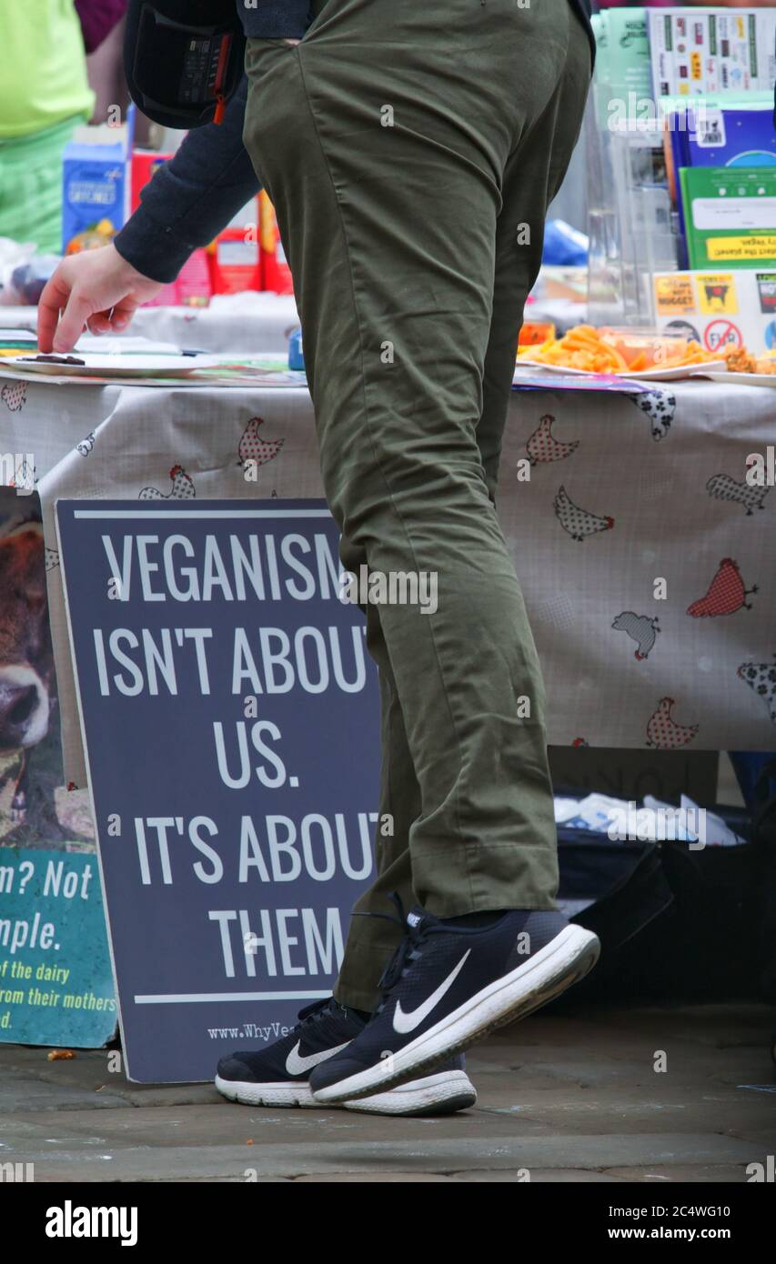 Manchester, Großbritannien - Februar 19,2019: Veganer stehen auf den Straßen von Manchester mit einem Schild, das sagt: „Veganismus ist nicht über uns. Es geht um sie." Stockfoto