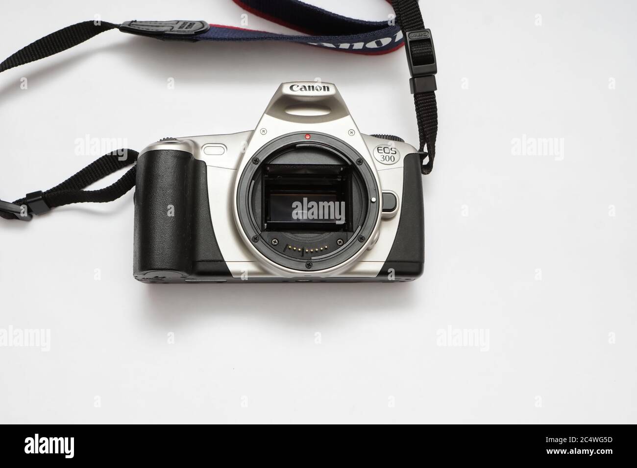 Canon EOS 300. Klassische 35-mm-SLR-Filmkamera mit echtem Nackenband. Stockfoto