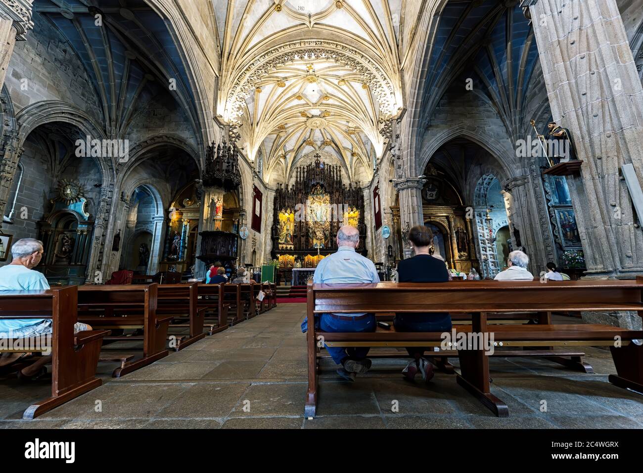 Menschen beten während der Messe im Inneren der Basilika Santa María la Mayor Pontevedra. Galicien. Spanien. Stockfoto