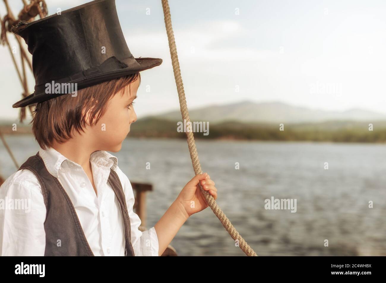 Junge auf einem Fischerboot Stockfoto