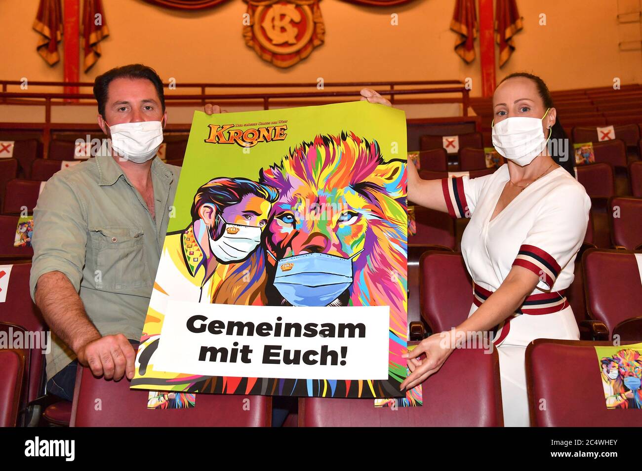 Martin Lacey Jr. und Jana Mandana Lacey-Krone beim Prepress-Empfang mit kommentiertem Raubtiertraining im Circus Krone Bau. München, 26. Juni 2020 - weltweite Nutzung Stockfoto