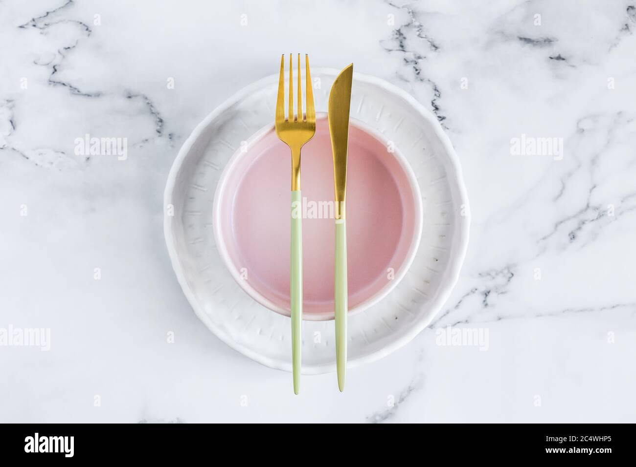 Elegante Tischeinstellung mit Keramikplatten auf weißem Marmorboden, Draufsicht Stockfoto