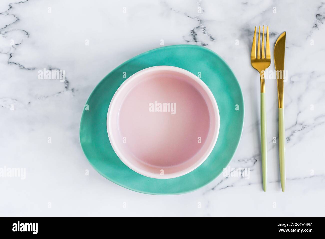 Elegante Tischeinstellung mit Keramikplatten auf weißem Marmorboden, Draufsicht Stockfoto