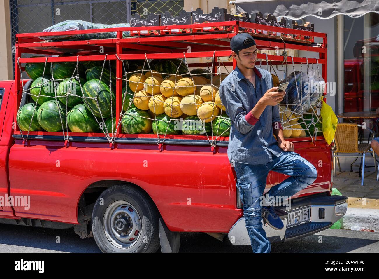 Verkauf von Melonen von einem Pickup-Truck auf dem Sonntagsmarkt in der kleinen Stadt Kopanaki, nordwestlich von Messinia, Peloponnes, Griechenland. Stockfoto