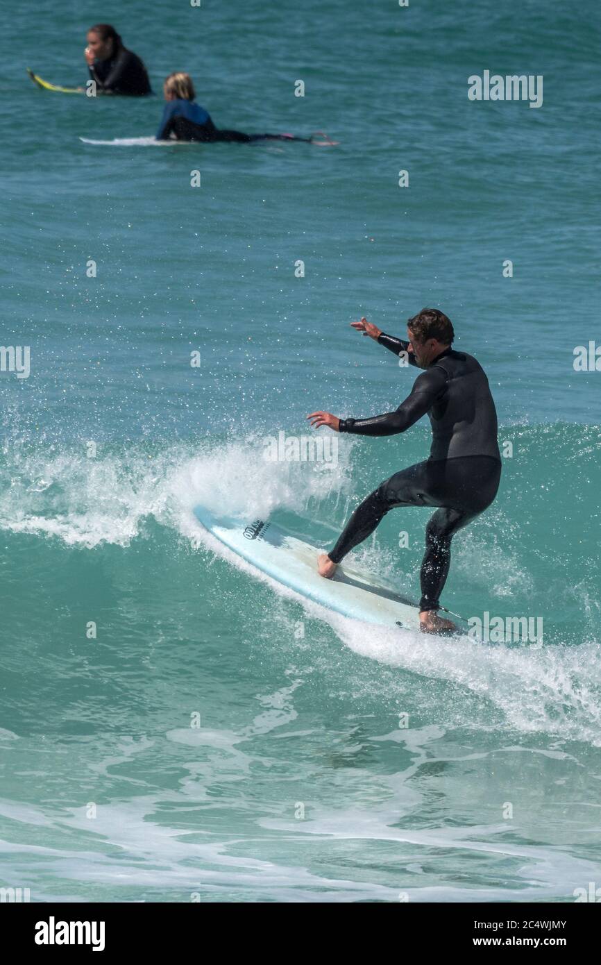 Surfen auf den Fistral in Newquay in Cornwall. Stockfoto