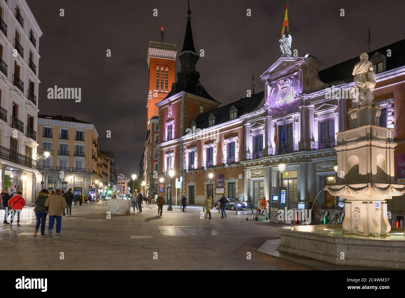 Abend auf der Plaza de la Provincia mit dem Außenministerium (rechts) und dem Kirchturm von Santa Cruz im Hintergrund., Madrid, Spai Stockfoto