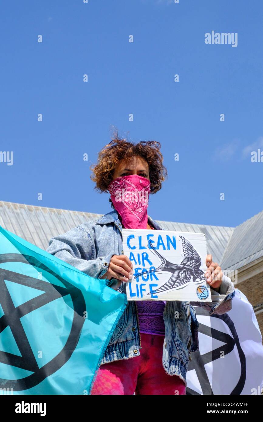 Die Juni 2020 Extinction Rebellion Clean Air Protest College Green Bristol, UK ein Öko-Krieger Stockfoto