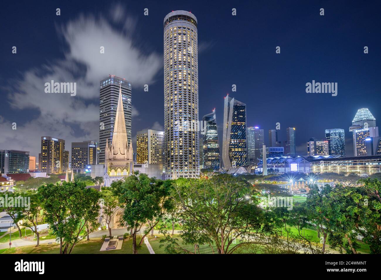 Singapur 01. Januar 2020 : St. Andrew's Cathedral und Swissôtel The Stamford bei Nacht Stockfoto