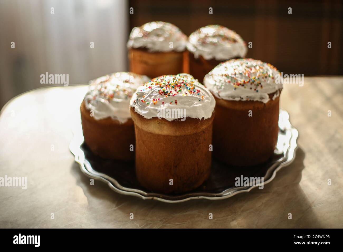 Authentische traditionelle russische orthodoxe Osterbrot der kulich oder pascha, osterkuchen mit Zucker Glasur gekrönt Stockfoto