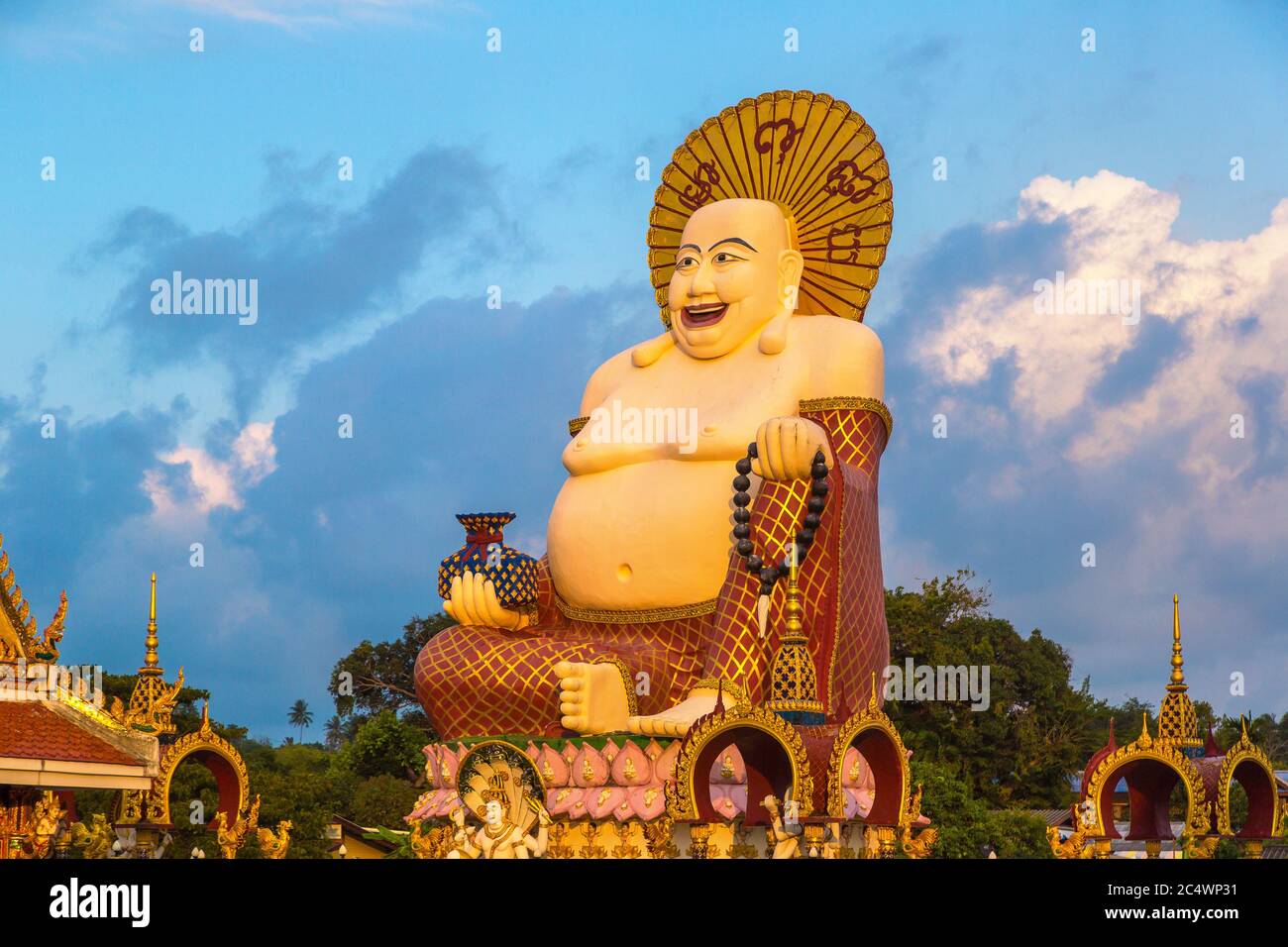 Riesige lächelnde oder glückliche buddha-Statue im Wat Plai Laem Tempel, Samui, Thailand an einem Sommertag Stockfoto