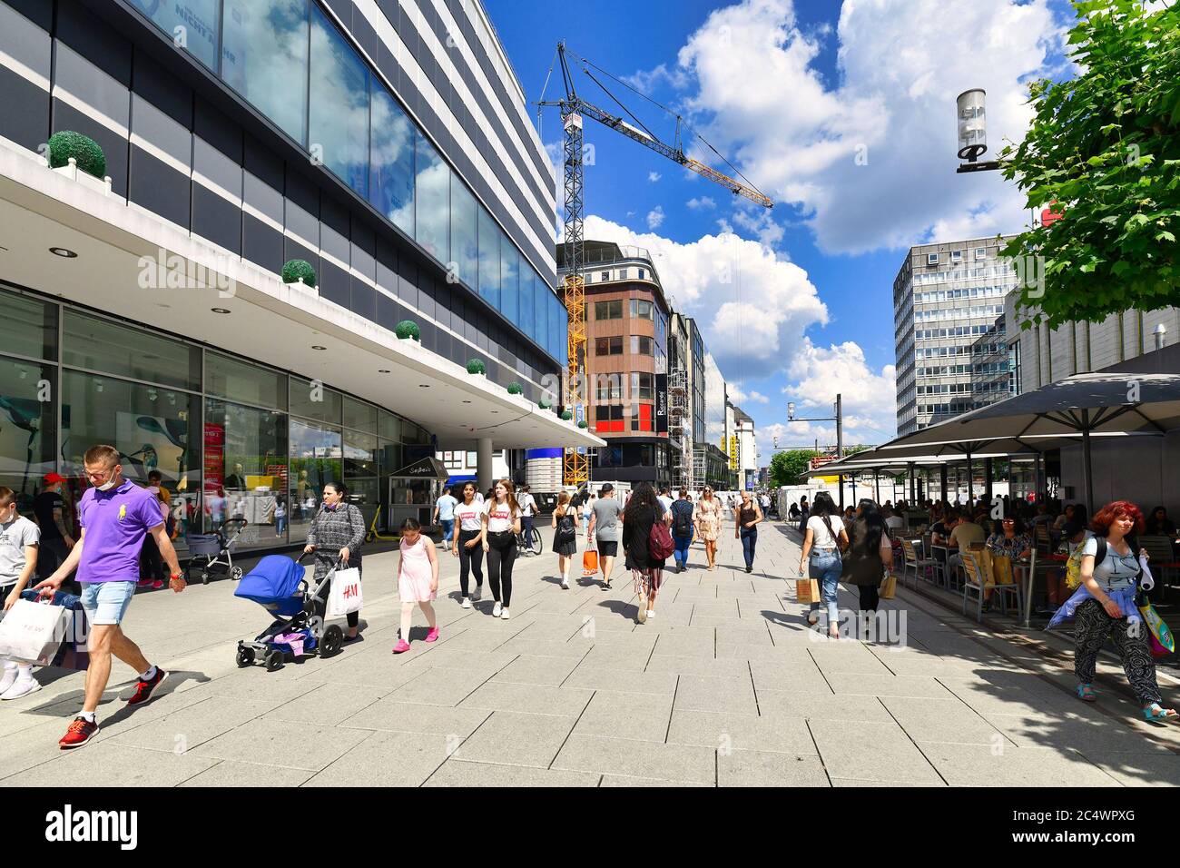 Frankfurt am Main, Deutschland - Juni 2020: Einkaufsstraße "Zeil" an einem sonnigen Tag voller Menschen in der modernen Frankfurter Innenstadt Stockfoto