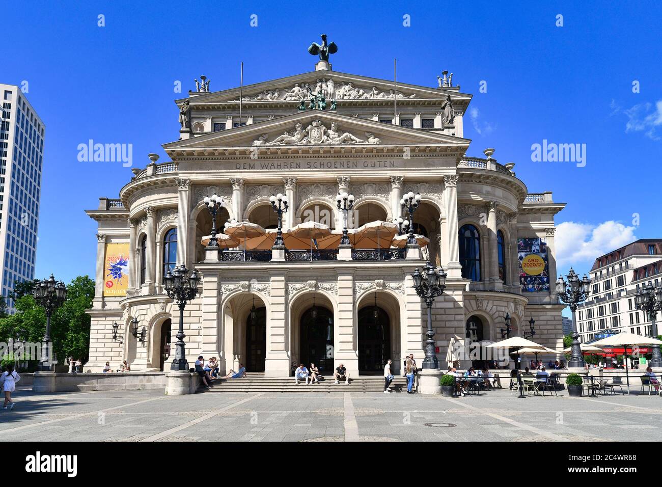 Frankfurt am Main, Deutschland - Juni 2020: Alte historische Oper Konzerthalle "Alte Oper" am Opernplatz im Stadtzentrum Stockfoto
