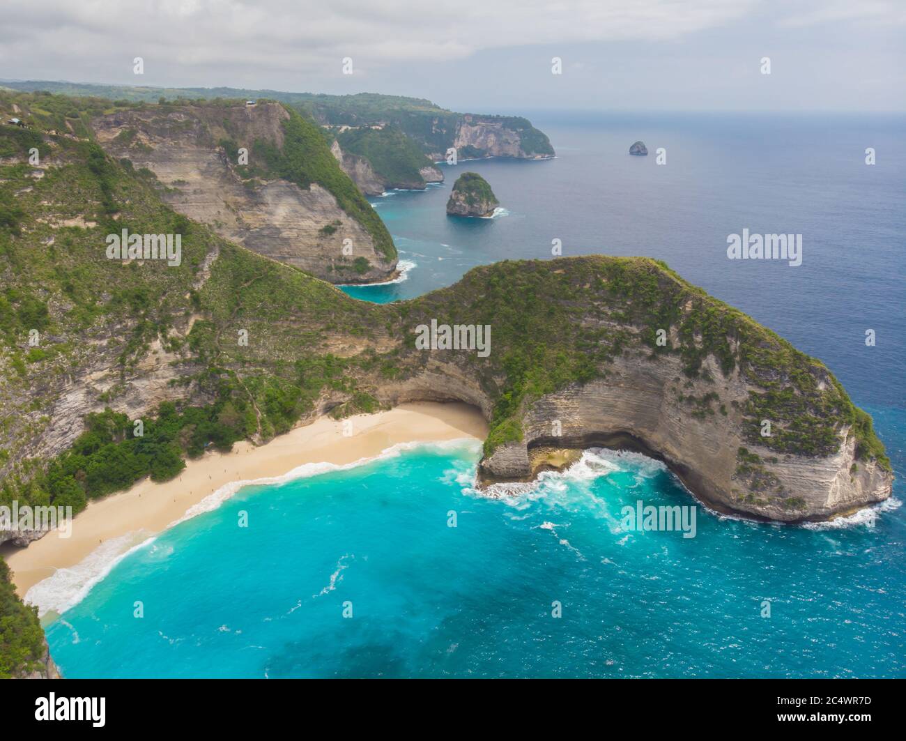 Schöner Blick auf den Kelingking-Strand auf der Insel Nusa Penida, Bali, Indonesien. Drone-Ansicht. Stockfoto