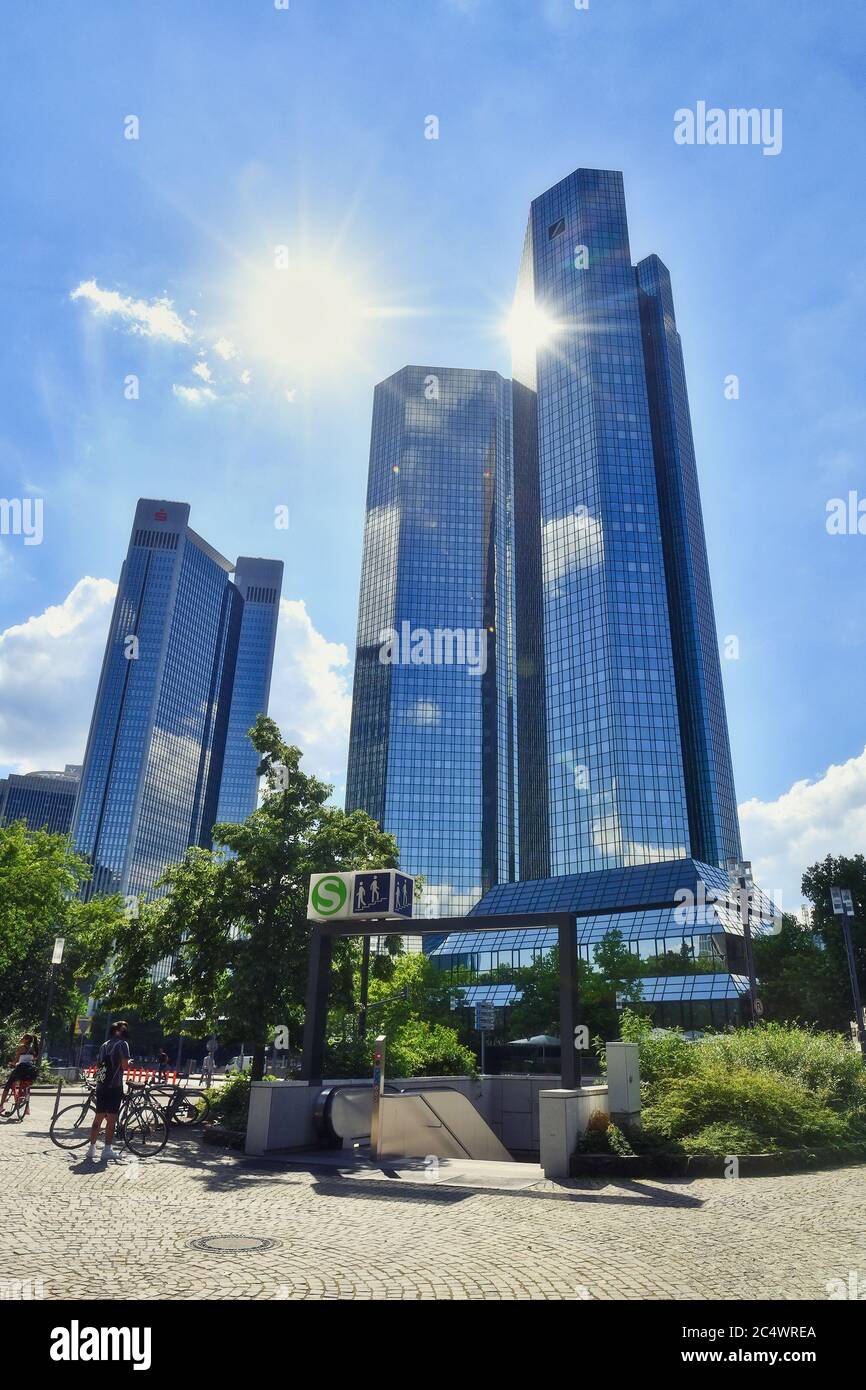 Frankfurt am Main, Deutschland - Juni 2020: Moderne "Deutsche Bank" Twin Towers, auch bekannt als Deutsche Bank Headquarters, ein Wolkenkratzer mit zwei Türmen Stockfoto