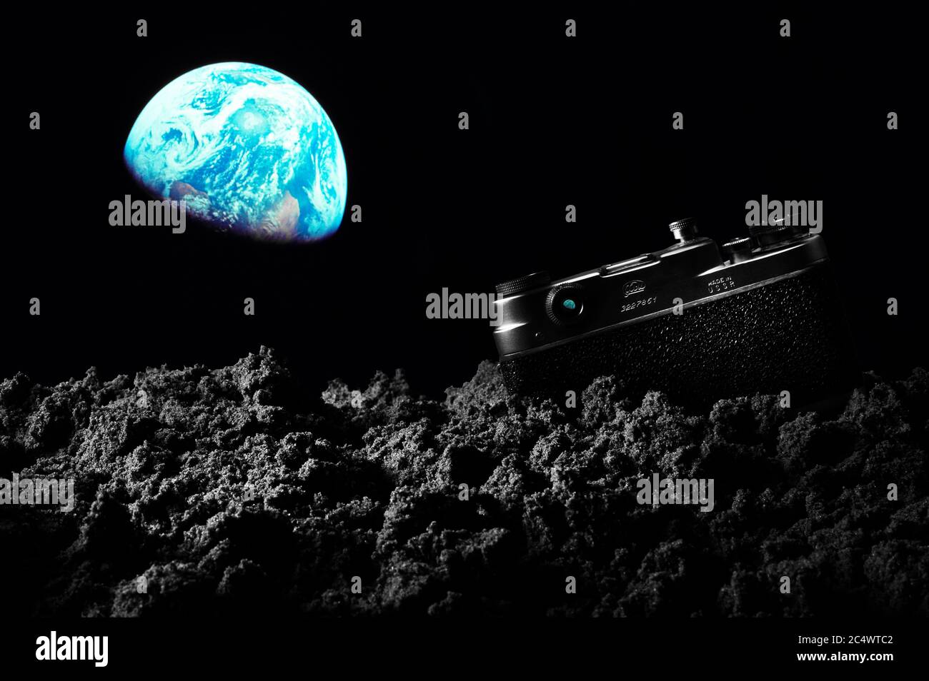 Erde vom Mond mit einer unwahrscheinlichen russischen Kamera im Vordergrund. Stockfoto