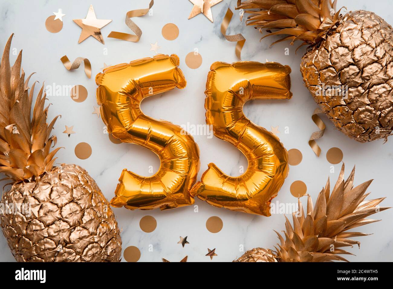 Geburtstagskarte mit goldenen Folienballons und goldenen Ananas Stockfoto