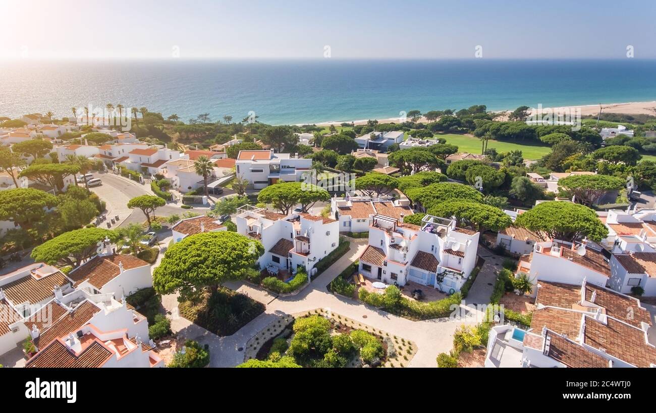 Aerial, aldeia Vale de Lobo, Algarve, Portugal an einem sonnigen Tag. Eine ideale Stadt in Europa, um Ihren Urlaub zu verbringen. Stockfoto