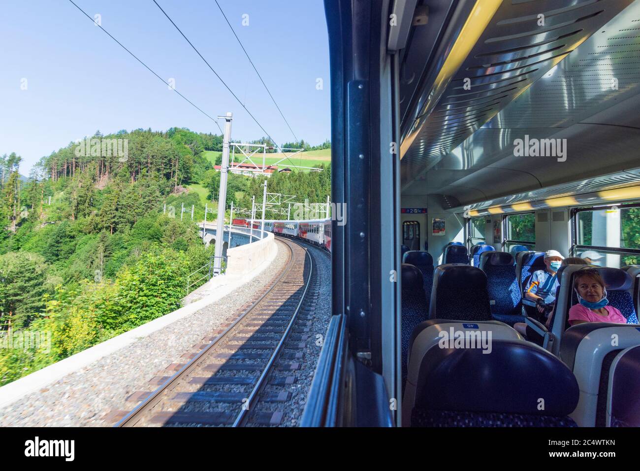 Breitenstein: Nahverkehrszug bei der Semmeringbahn, Fahrgast mit Mundnasenschutz in Wiener Alpen, Alpen, Niederösterreich, Niederau Stockfoto