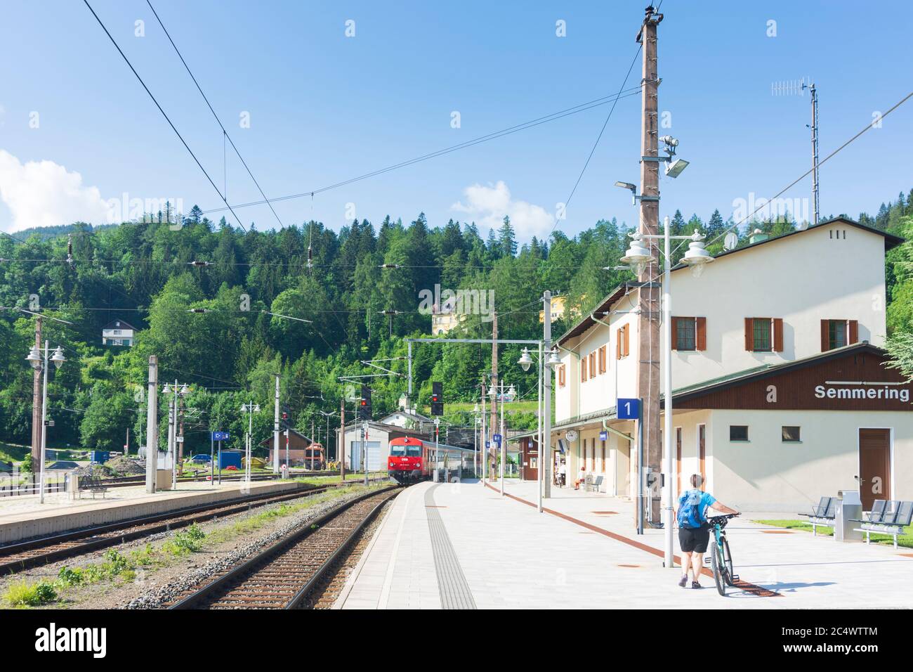 Semmering: Regionalzug bei der Semmeringbahn, Haltestelle Semmering in Wiener Alpen, Alpen, Niederösterreich, Niederösterreich, Österreich Stockfoto