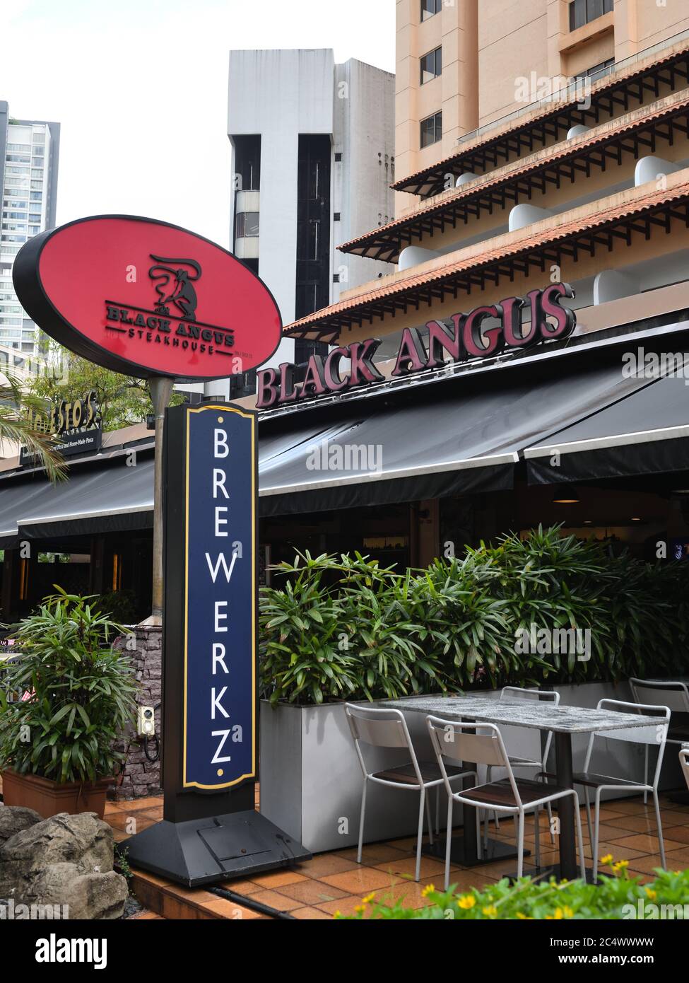 Ein Black Angus Steakhouse und Brewertz Beschilderung in Singapur, Asien Stockfoto