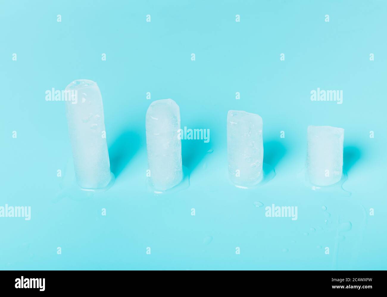Das Konzept der schmelzenden Gletscher, eine Skala zur Reduzierung von Süßwasser, die den Planeten retten. Eis auf blauem Hintergrund Stockfoto