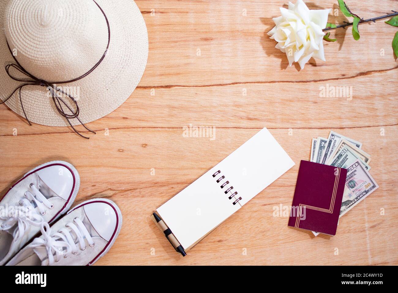 Holzhintergrund mit Hut, Gespräch, Notizbuch und Reisepass Stockfoto