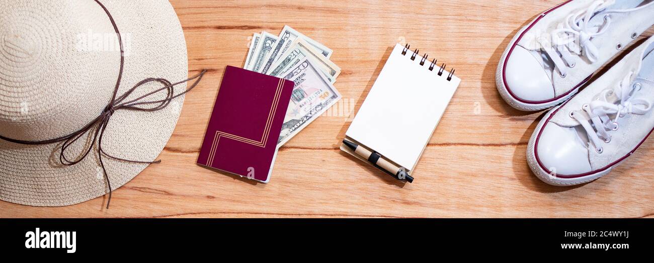 Holzhintergrund mit Geld, Passbuch und Reisepass Stockfoto