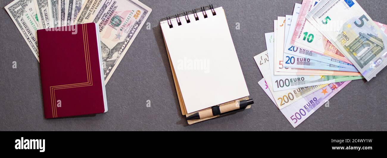 Grauer Hintergrund mit, Notizbuch und Stift Stockfoto