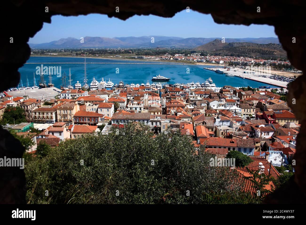 Blick auf Nafplio Stadt auf dem Peloponnes in Griechenland, die sich bis zu den Hügeln in der Nähe des nördlichen Endes des Argolischen Golfs erweitert hat Stockfoto