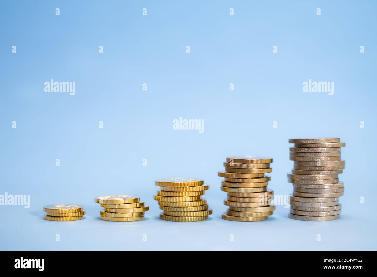 Turm von Euro-Münzen verschiedener Werte Stockfoto