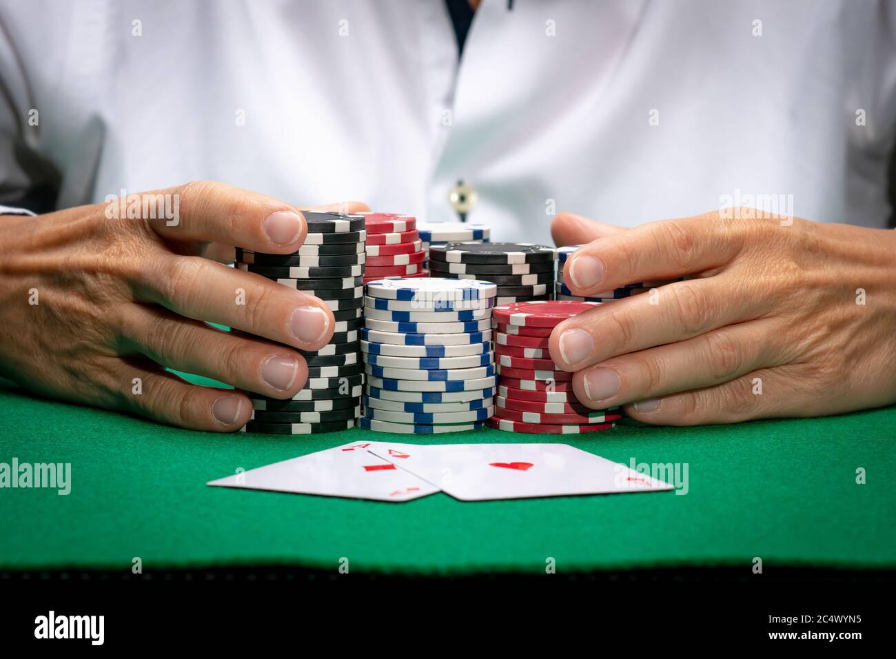 Poker-Kartenspieler spielen Casino Chips Stockfoto