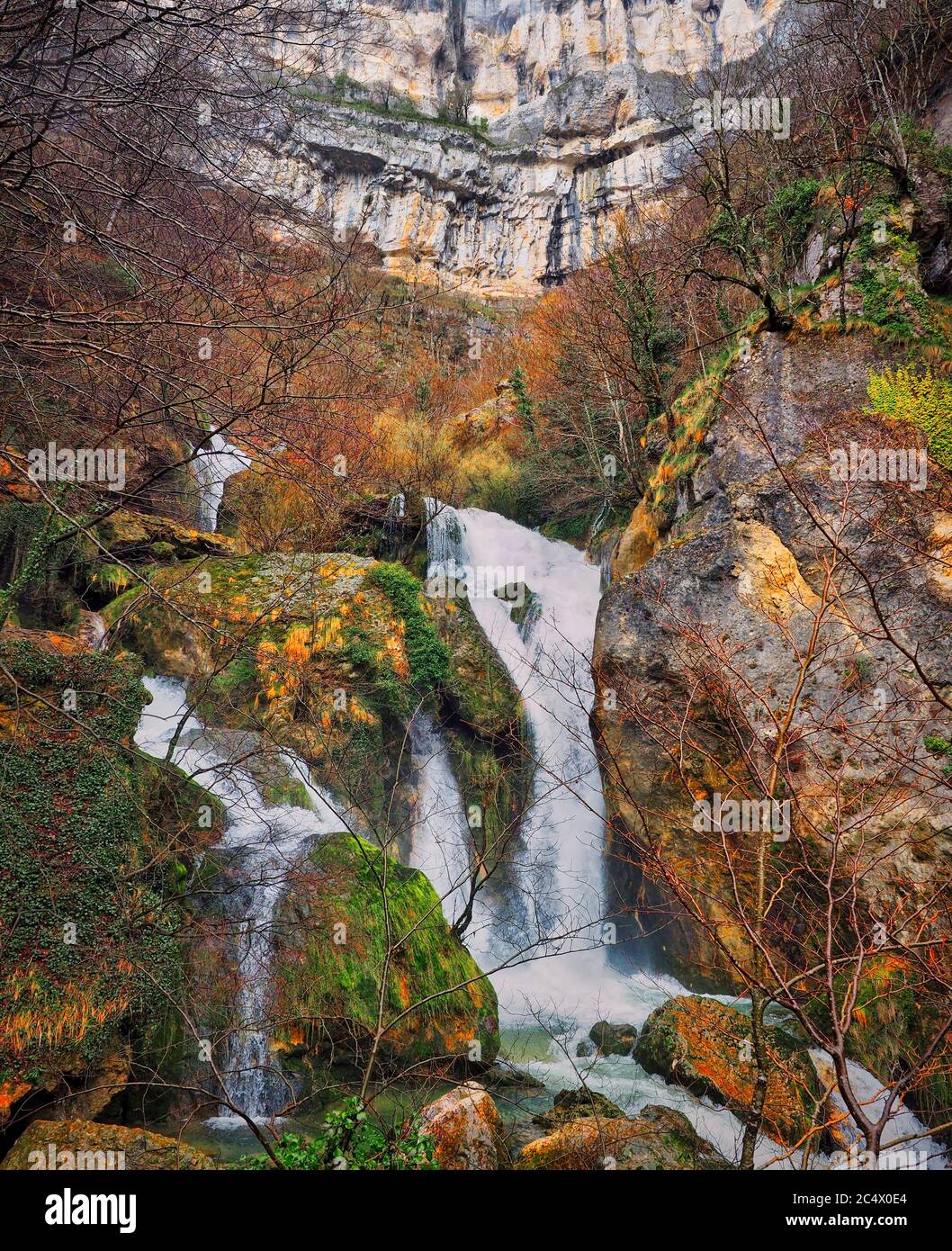 Wasserfälle am Urederra Fluss Stockfoto