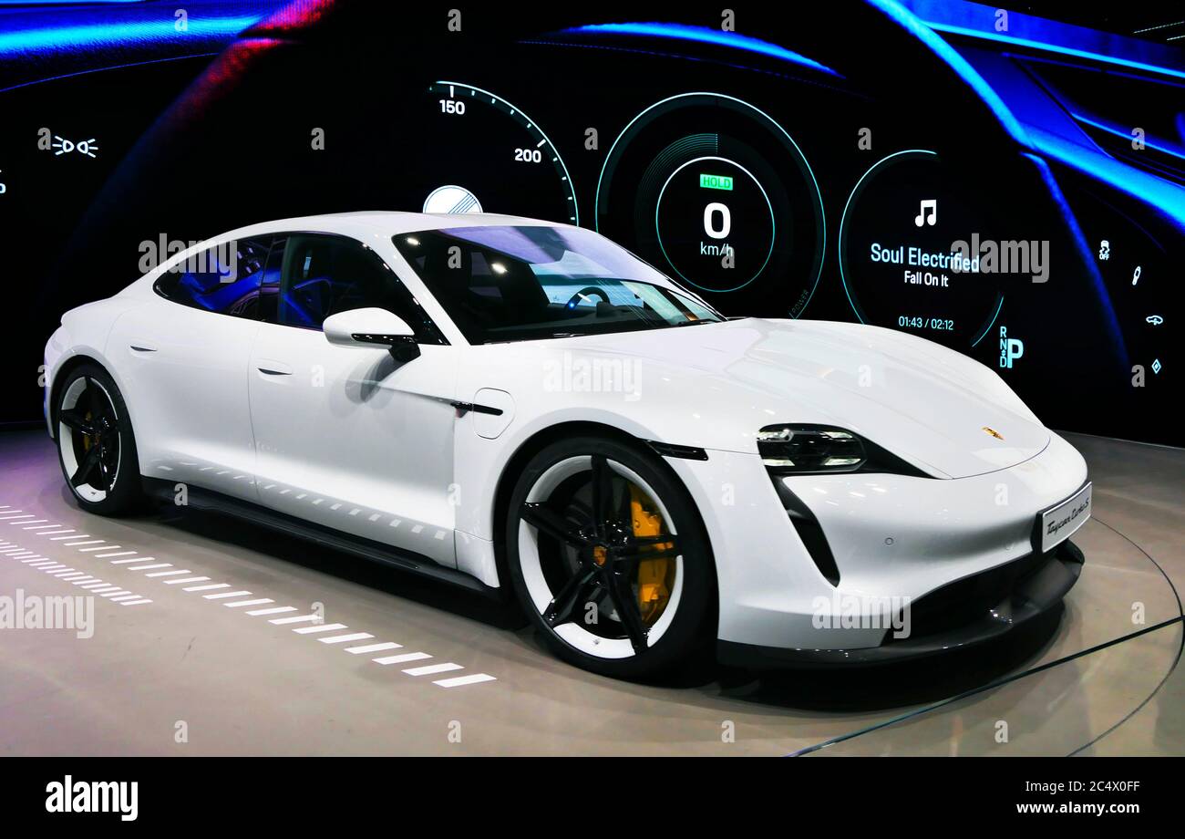 FRANKFURT, Deutschland - 11.September 2019: Neuer Porsche Turbo S Sportwagen Taycan reveiled auf der Frankfurter Automobilausstellung IAA 2019. - Bild Stockfoto