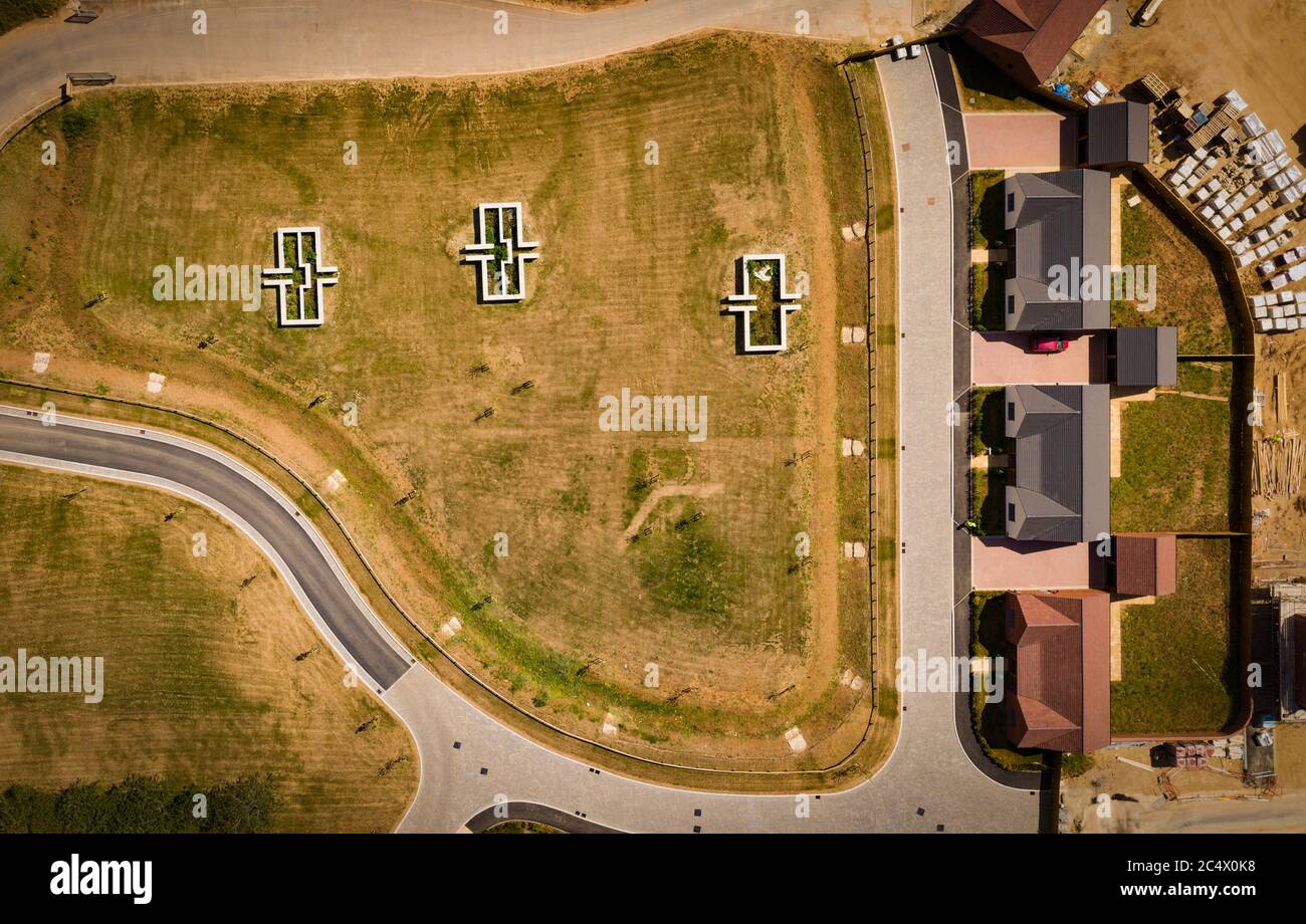 Draufsicht auf eine Wohnsiedlung im ehemaligen RAF Stanton Harcourt. Die weißen Umrisse der Sprengunterstände in dem, was war die inländische Website werden k Stockfoto