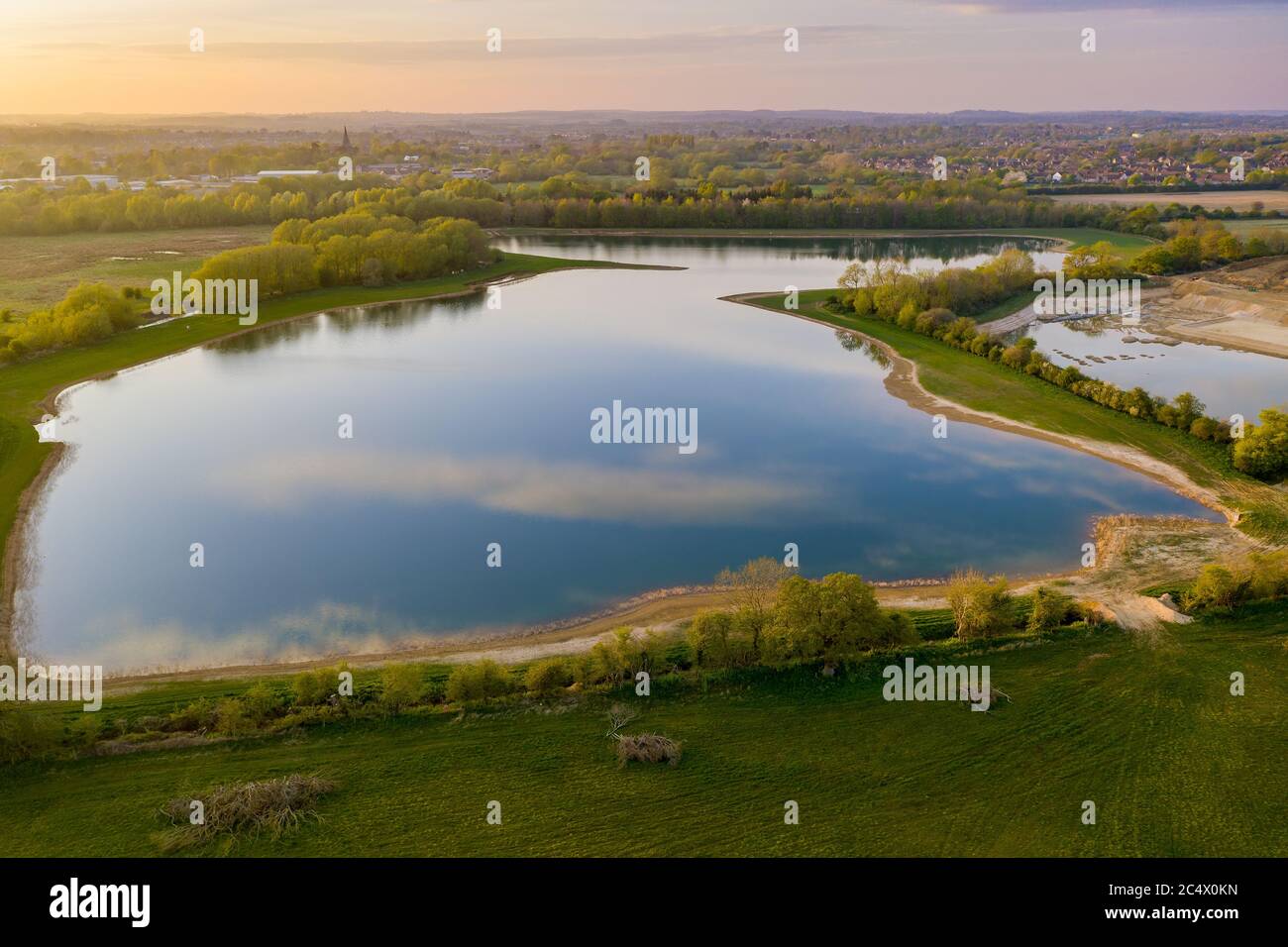 Ein von Menschen gemachter See, das Endergebnis einer großräumigen Kiesförderung in der Nähe von Witney in West Oxfordshire, Großbritannien Stockfoto