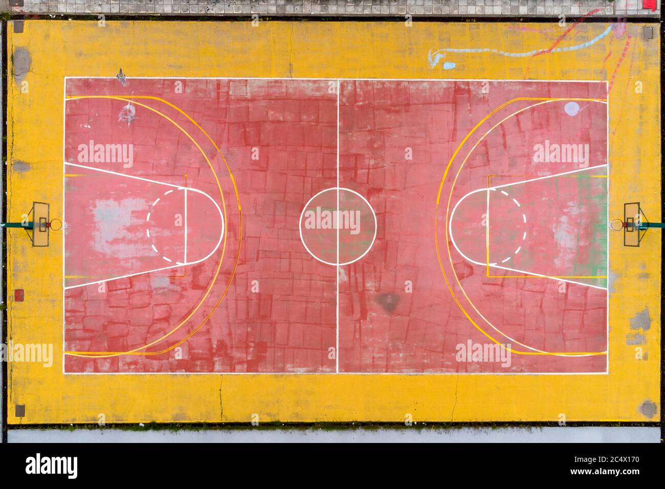 Basketballplatz und seine Layout-Ansicht von oben. Luftaufnahmen Stockfoto