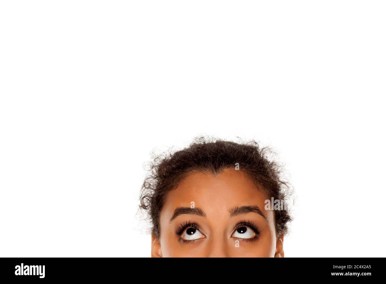 Halb Porträt eines jungen dunkelhäutigen Mädchen auf weißem Hintergrund Stockfoto