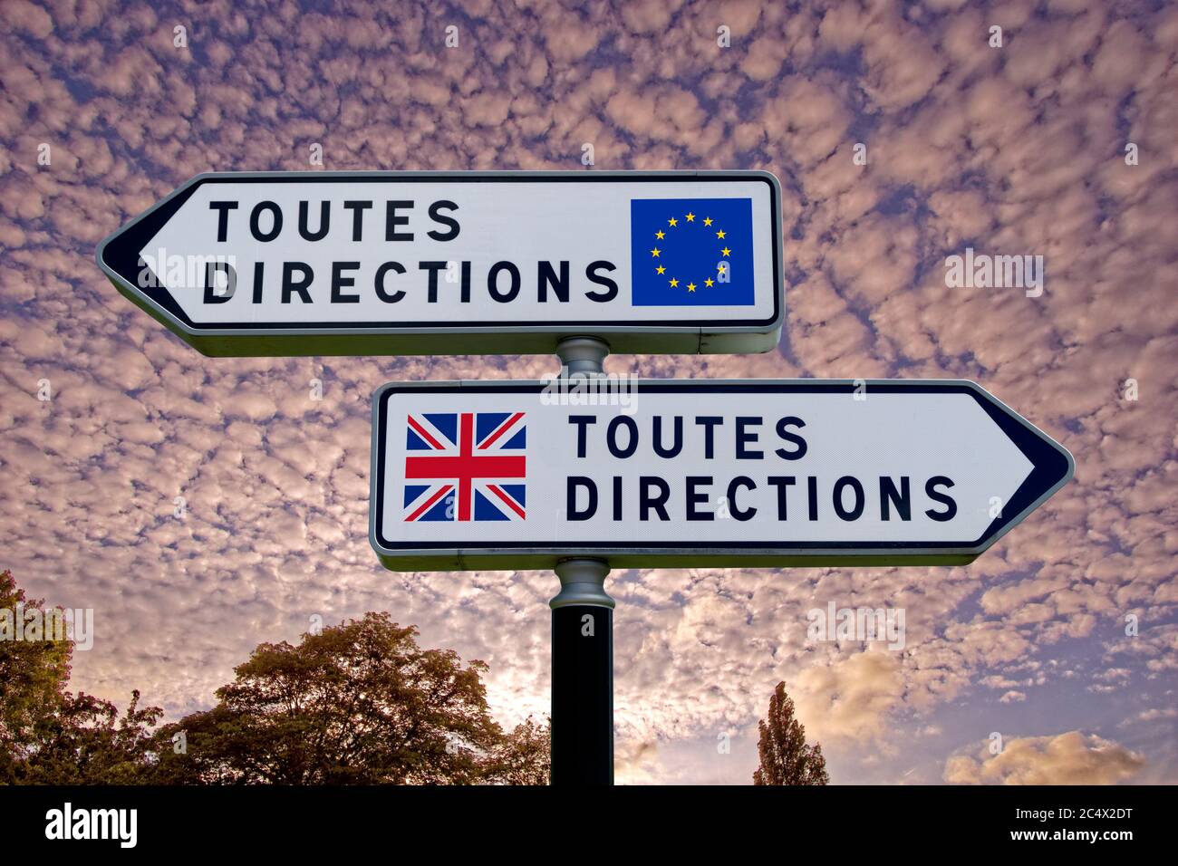 Im französischen Stil Doppel Wegweiser mit gegensätzlichen UK/EU-Zeiger. Stockfoto